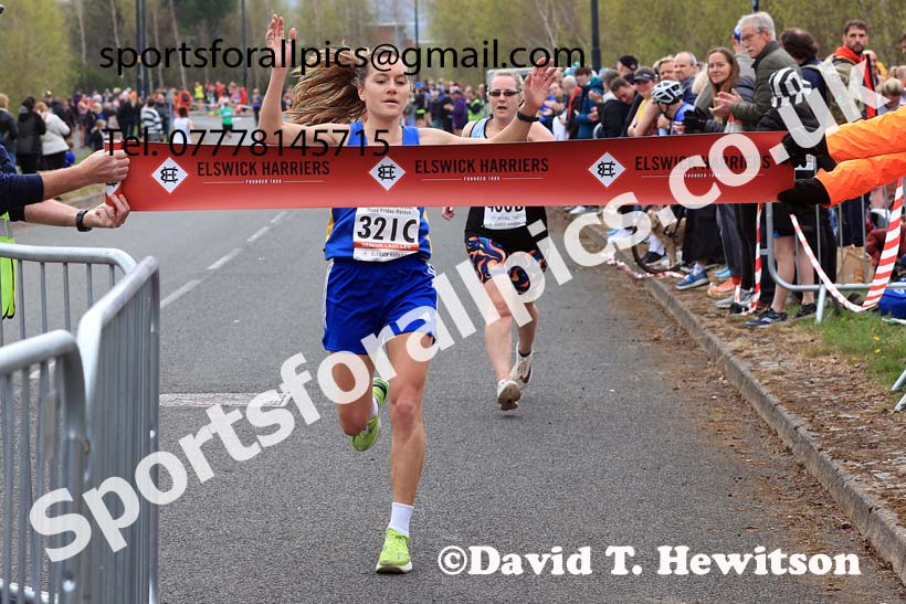 SSenior womens relay, 2025 Elswick Harriers Good Friday Road Relays, Newburn, Newcastle upon Tyne. Photo: David T. Hewitson/Sports for All Pics